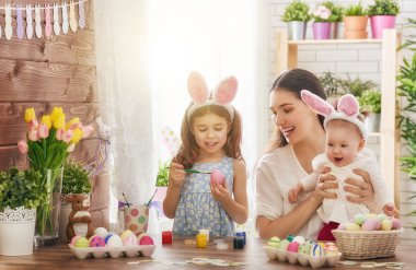 Aile Paskalya için hazırlanıyor