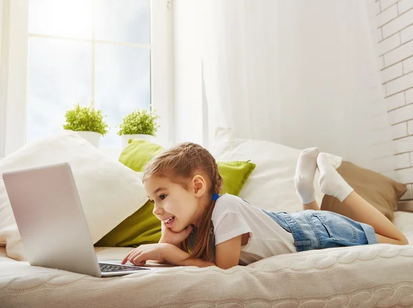 Ragazza con un computer portatile — Foto Stock