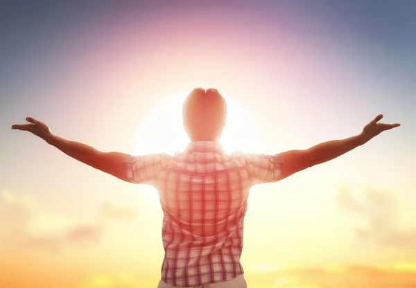 Hombre mirando al cielo del atardecer — Foto de Stock