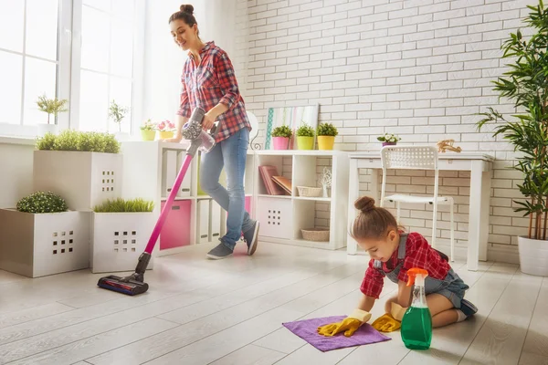 Familie reinigt de kamer — Stockfoto