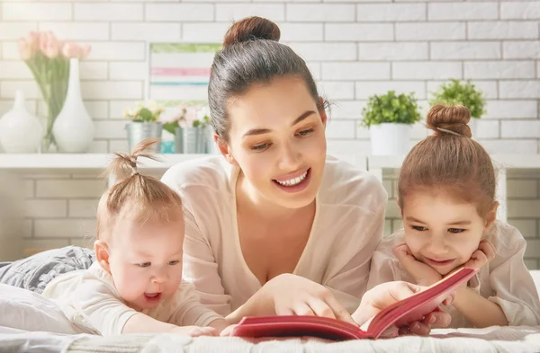 Mutter liest ein Buch — Stockfoto