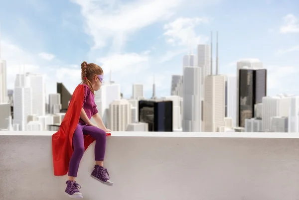 Дівчинка грає супергероя — стокове фото