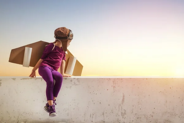 Girl plays astronaut — Stock Photo, Image