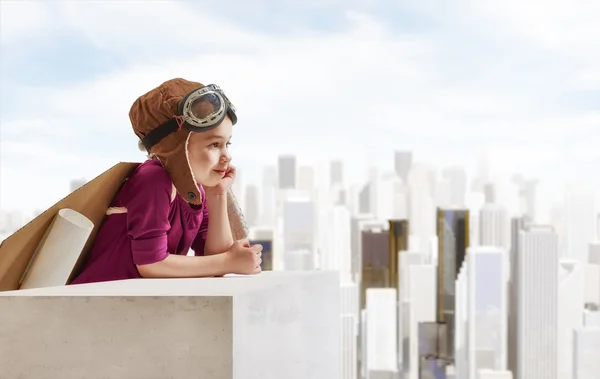 Menina joga astronauta — Fotografia de Stock