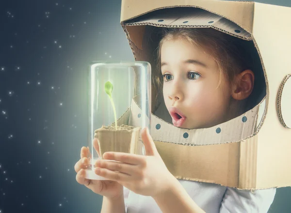 Kind is gekleed in een astronaut kostuum — Stockfoto