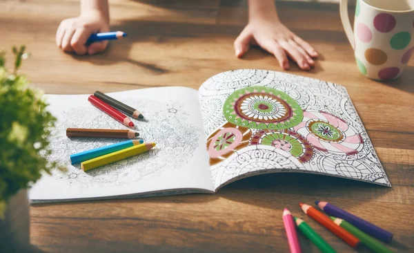 Child paint a coloring book — Stock Photo, Image