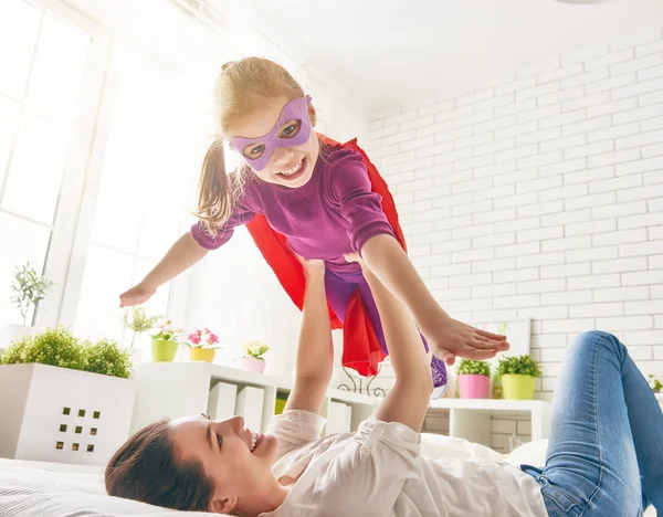 Mãe e seu filho brincando — Fotografia de Stock