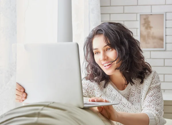 Mujer hermosa feliz — Foto de Stock