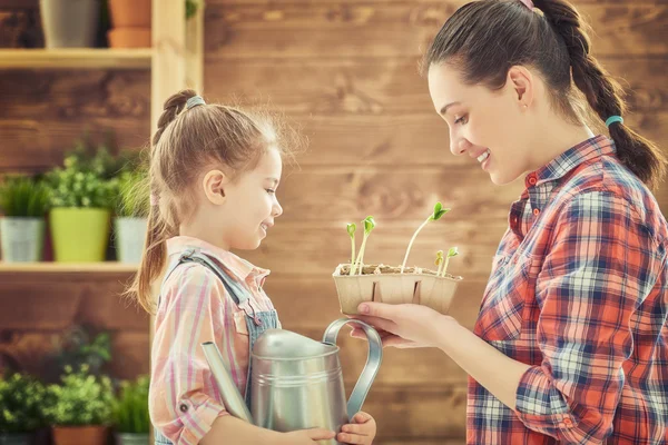 Girl helps her mother — Stock Photo, Image