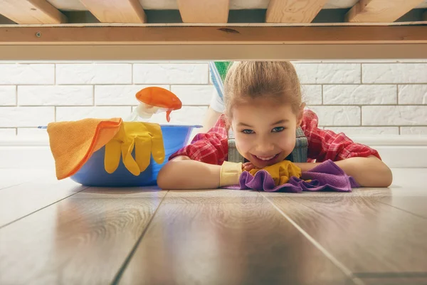 Charmante kleine Helferin — Stockfoto