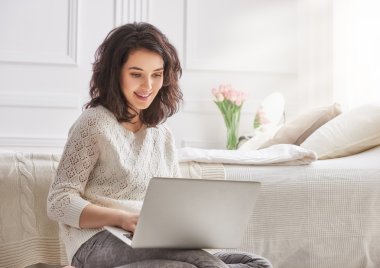 Dizüstü bilgisayarda çalışan bir kadın