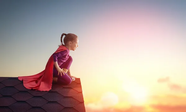 Menina joga super-herói — Fotografia de Stock