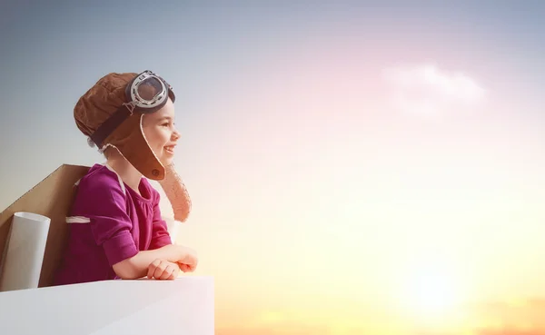 Girl plays astronaut — Stock Photo, Image