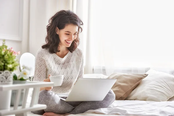 Mulher trabalhando em um laptop — Fotografia de Stock