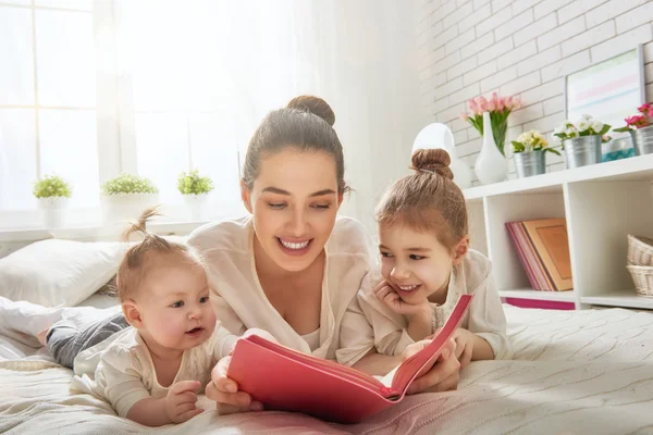 Ibu membaca buku — Stok Foto