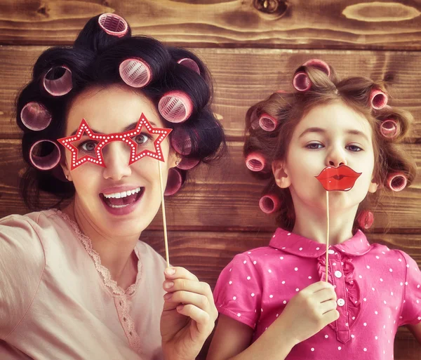 Famille drôle avec un accessoires en papier — Photo