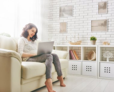 Dizüstü bilgisayarda çalışan bir kadın