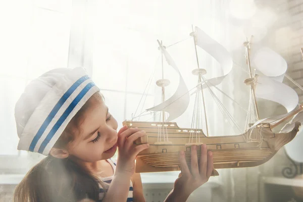 女孩做模型船 — 图库照片