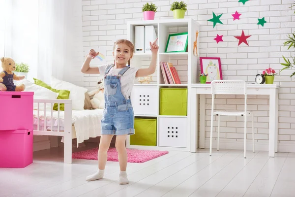 Menina joga em casa — Fotografia de Stock