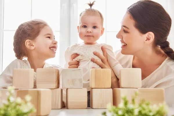 Glad kärleksfull familj — Stockfoto