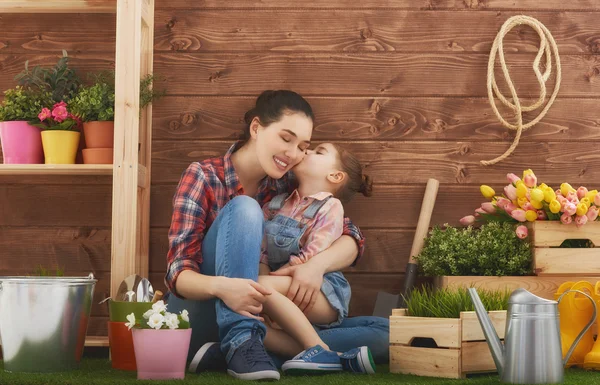 Mother and her daughter engaged in gardening — Stock Photo, Image