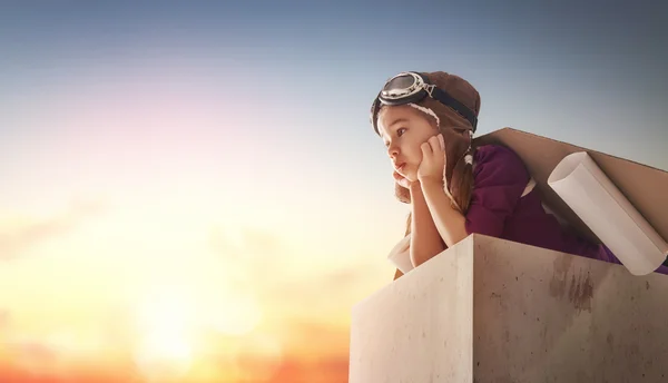 Menina joga astronauta — Fotografia de Stock