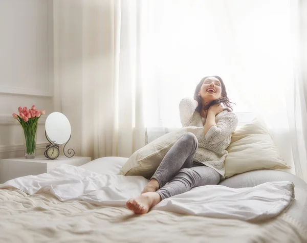 Gelukkig jong vrouw — Stockfoto