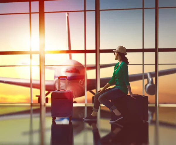 Mulher olha para um avião — Fotografia de Stock