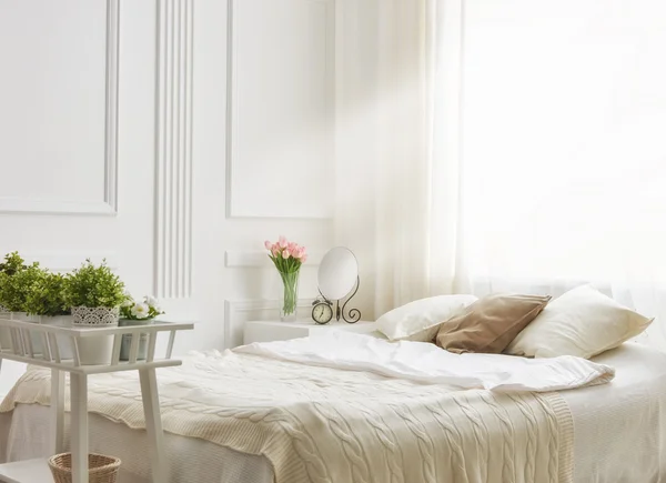 Slaapkamer in zachte lichte kleuren — Stockfoto