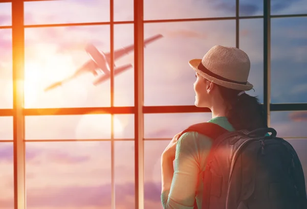 Woman looks at a plane — Stock Photo, Image