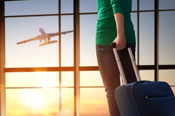 Woman looks at a plane — Stock Photo, Image