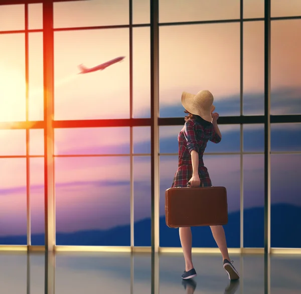 Woman looks at a plane — Stock Photo, Image