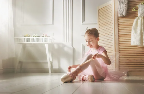 Meisje in een roze tutu — Stockfoto