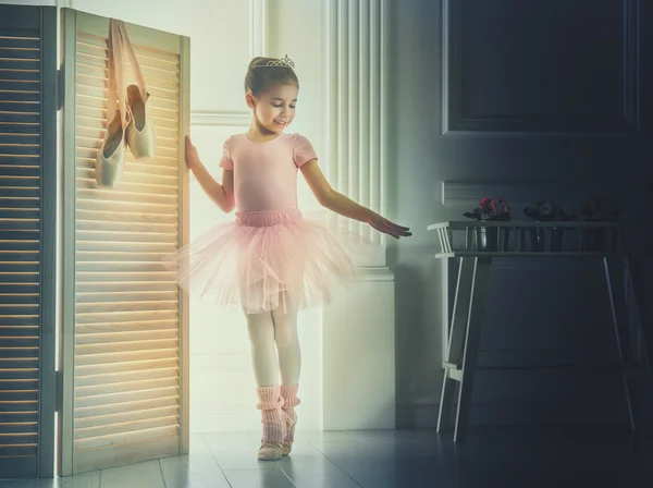 Menina em um tutu rosa — Fotografia de Stock