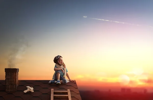 Bambino che gioca sul tetto — Foto Stock