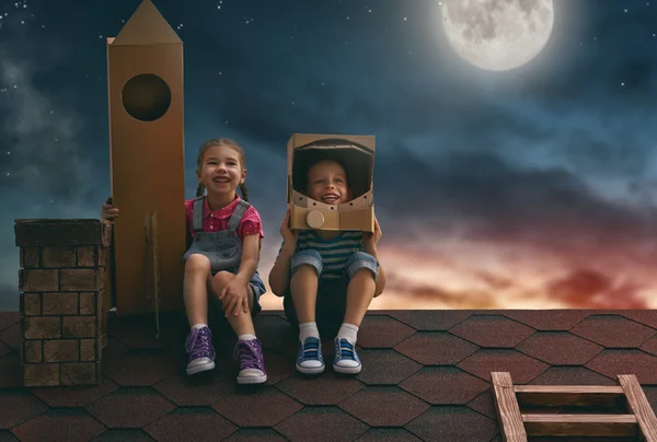 Barn som leker astronauter — Stockfoto