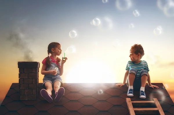 Niño soplando burbujas de jabón — Foto de Stock