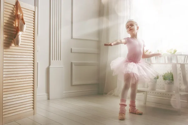 Menina em um tutu rosa — Fotografia de Stock