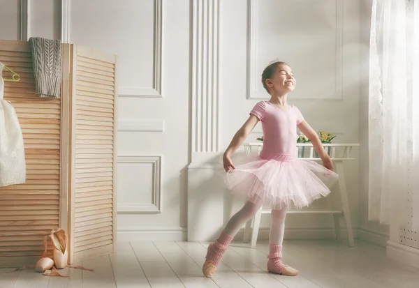 Menina em um tutu rosa — Fotografia de Stock