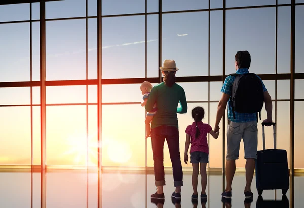 Gezin met kinderen op de luchthaven — Stockfoto