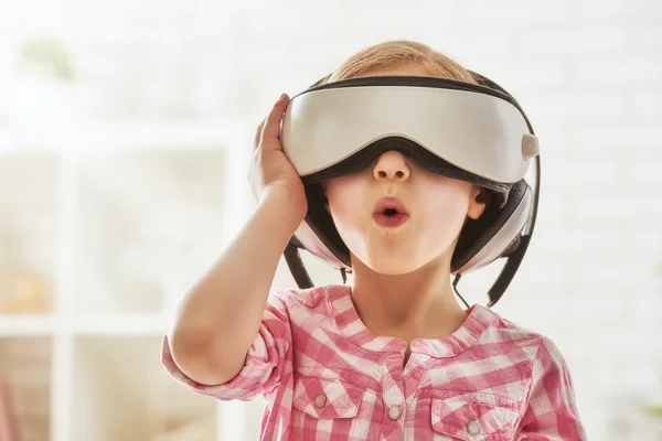 Chica jugando en gafas de realidad virtual — Foto de Stock