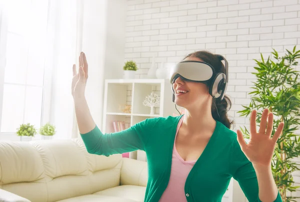 Vrouw in Virtual Reality Bril. — Stockfoto