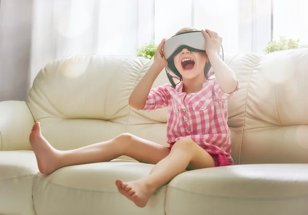 Menina jogando em óculos de realidade virtual — Fotografia de Stock