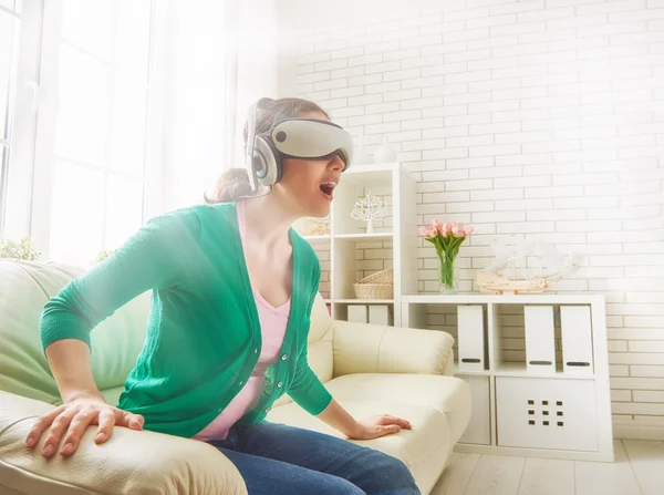 Mujer en gafas de realidad virtual. — Foto de Stock