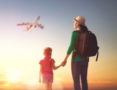 gün batımında mutlu bir aile.