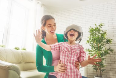 sanal gerçeklik Gözlükte oynayan kız
