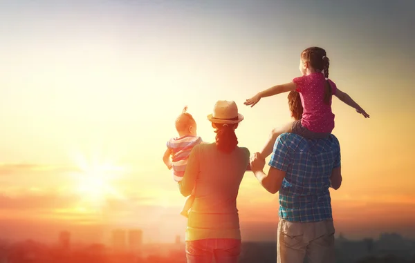 Glückliche Familie bei Sonnenuntergang. — Stockfoto