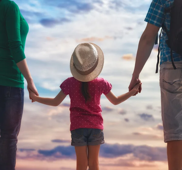 Glückliche Familie bei Sonnenuntergang. — Stockfoto