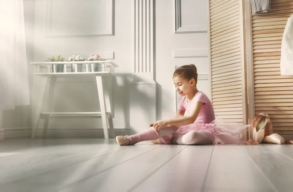 Mädchen in einem rosa Tutu — Stockfoto