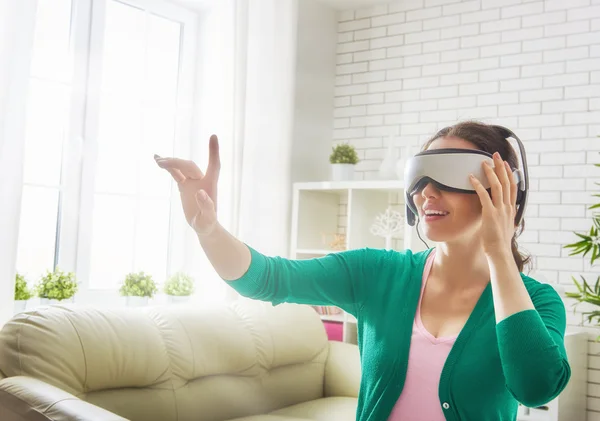 Mujer en gafas de realidad virtual. — Foto de Stock